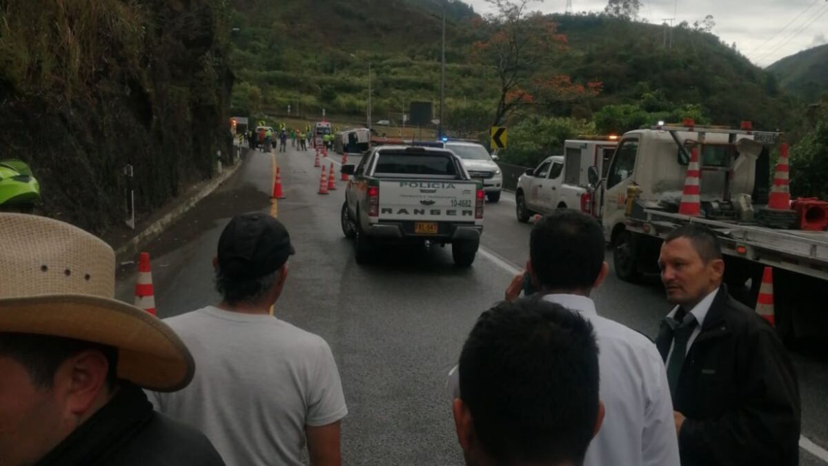 Cierre total en la vía Bogotá-Villavicencio por terrible accidente En las últimas horas, se conoció que se presentó un trágico accidente en la vía Bogotá-Villavicencio en el kilómetro 50. Según se supo, el siniestro dejó varios lesionados y una persona fallecida.
