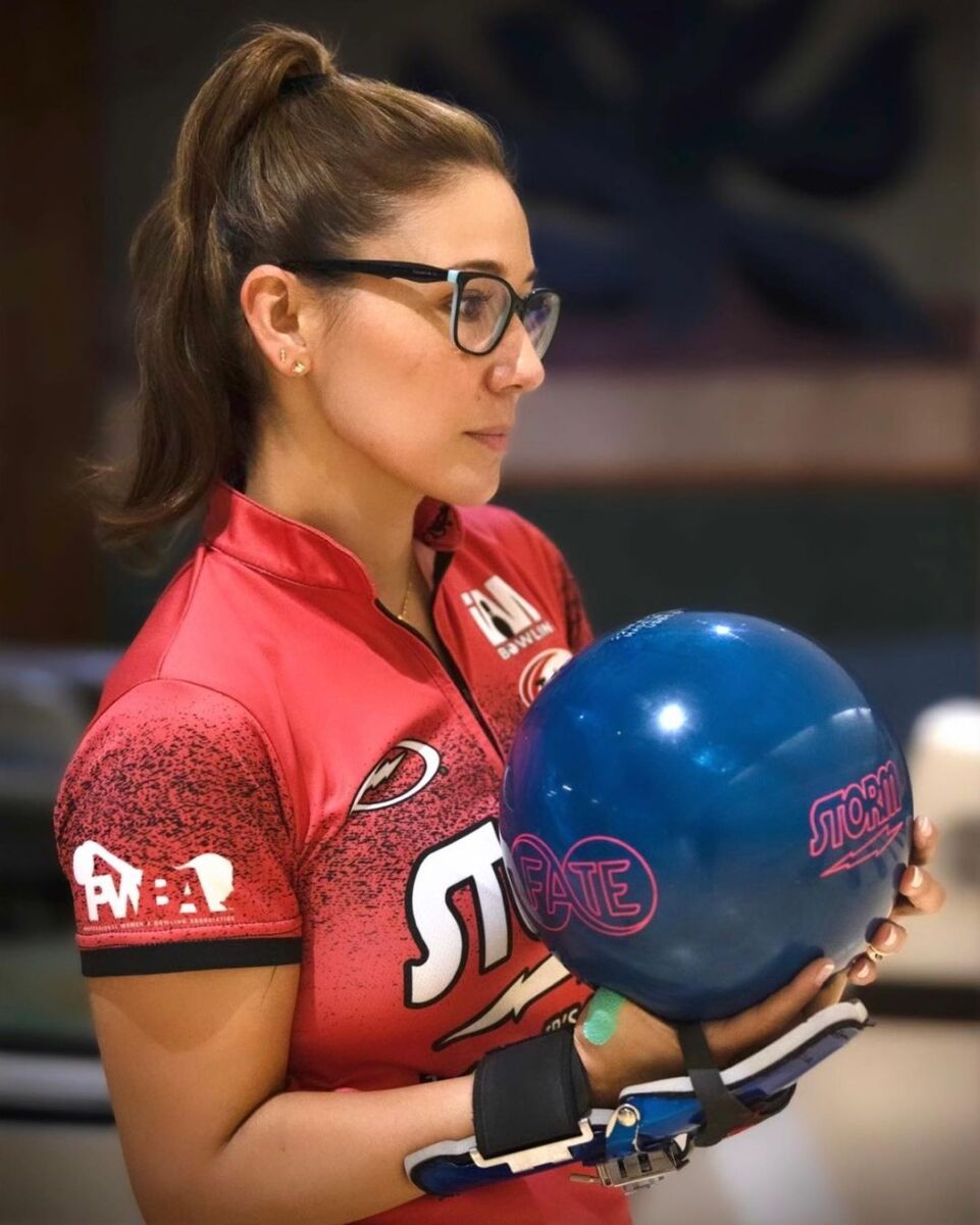 Clara Guerrero: una de las mejores jugadoras del planeta de bolos Podemos afirmar que Clara Juliana Guerrero el amor por los bolos recorre por sus venas, su abuelo fue quien abrió la primera bolera en Armenia y desde los 9 años no ha parado de competir. A sus 40 años, es una de las mejores jugadoras del planeta. Clara habló con Q’HUBO tras su participación en el selectivo nacional femenino élite en la bolera sudamericana de Medellín.&nbsp;