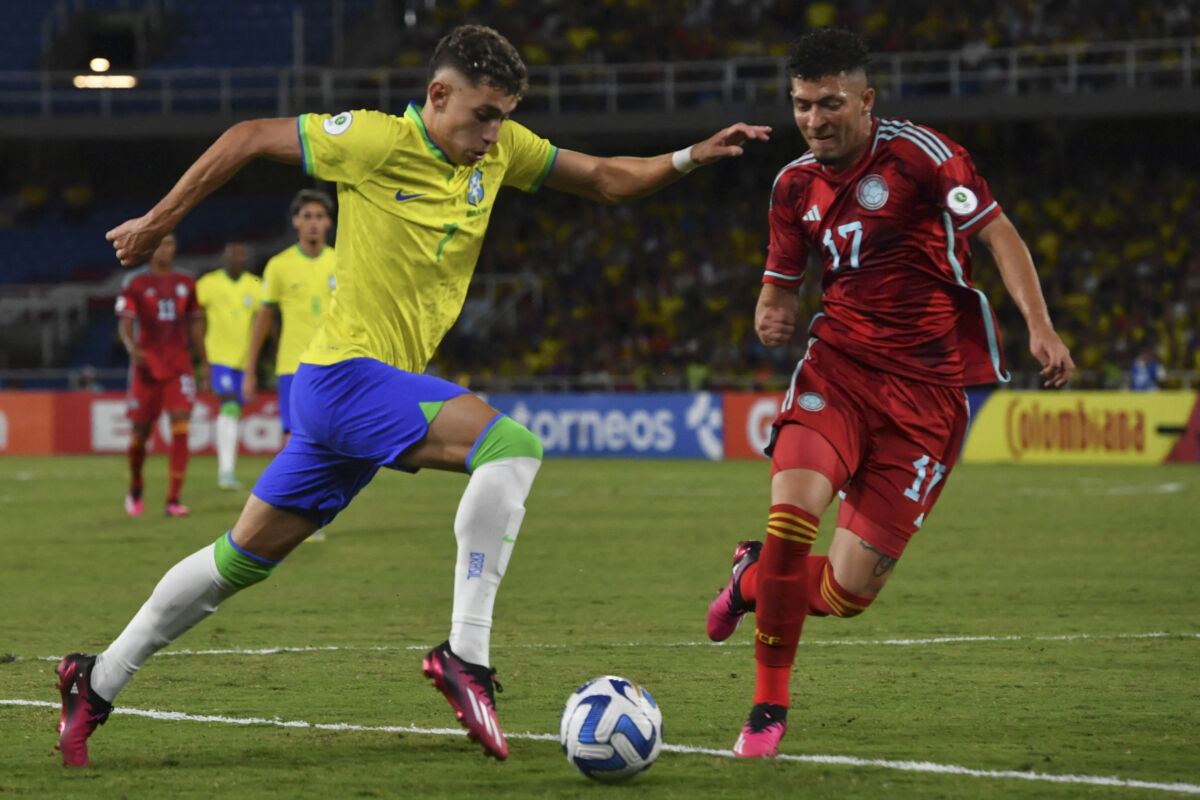Colombia no logró pasar del empate a un gol ante Brasil en el Sudamericano Sub 20 1 Colombia no logró pasar del empate a un gol ante Brasil en el Sudamericano Sub 20 Con este resultado Colombia deberá jugarse la clasificación ante Argentina al hexagonal final del torneo en busca de un cupo para el Mundial de Fútbol de la categoría en Indonesia.
