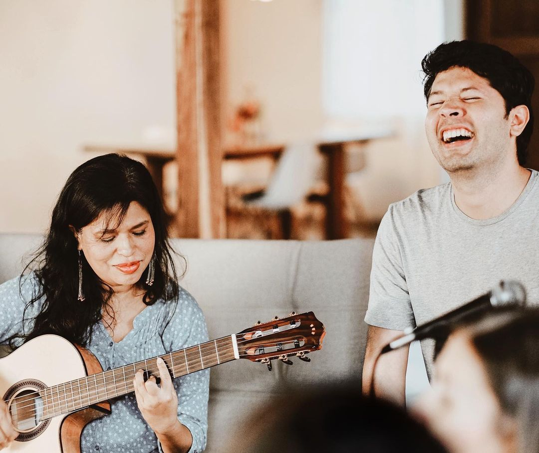 Cuentan la Biblia a ritmo de bachata y tropipop ¿Se ha preguntado cómo suena la Biblia en bachata, reguetón o tropipop? Hay un grupo musical que se ha dedicado a musicalizar estos escritos religiosos para llamar la atención de las nuevas generaciones. Se llama Cantabiblia y está conformado por músicos y productores de varias partes del país y del mundo, pero comenzaron en Medellín hace más de 30 años.&nbsp;