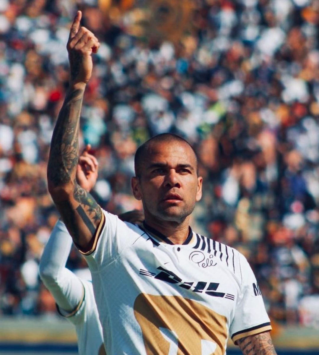 Así fue la aterradora declaración de la mujer que asegura que fue violada por Dani Alves El futbolista brasileño Dani Alves lleva días envuelto en un escándalo mediático y judicial, acusado de una violación sexual, lo que lo tiene, además, privado de la libertad. 
