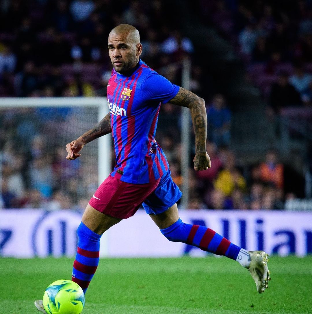 Dani Alves será investigado en Barcelona por un posible caso de agresión sexual Un juzgado de Barcelona abrió diligencias para investigar la denuncia formulada por una mujer que acusa al futbolista brasileño Dani Alves de un presunto delito de agresión sexual cometido en una discoteca de la ciudad a finales de diciembre.