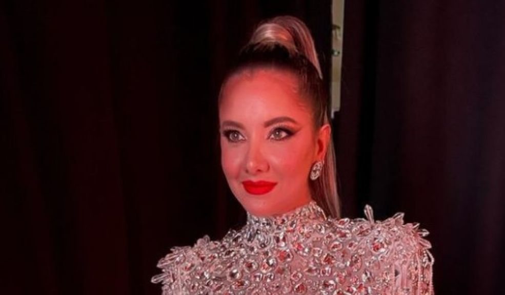 Vitiligo, la enfermedad incurable que padece Daniella Álvarez 5 Vitiligo, la enfermedad incurable que padece Daniella Álvarez Esta enfermedad causa la pérdida de color de la piel en manchas, y la exreina, presentadora y modelo tiene que convivir con ella.