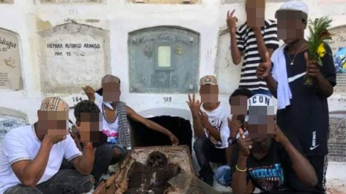 ¡De no creer! Desenterraron un muerto para tomarse una foto con el cadáver Un grupo de jóvenes desenterró a un muerto solo para tomarse una foto con los despojos del fallecido. El insólito hecho sucedió en un cementerio de la capital vallecaucana.