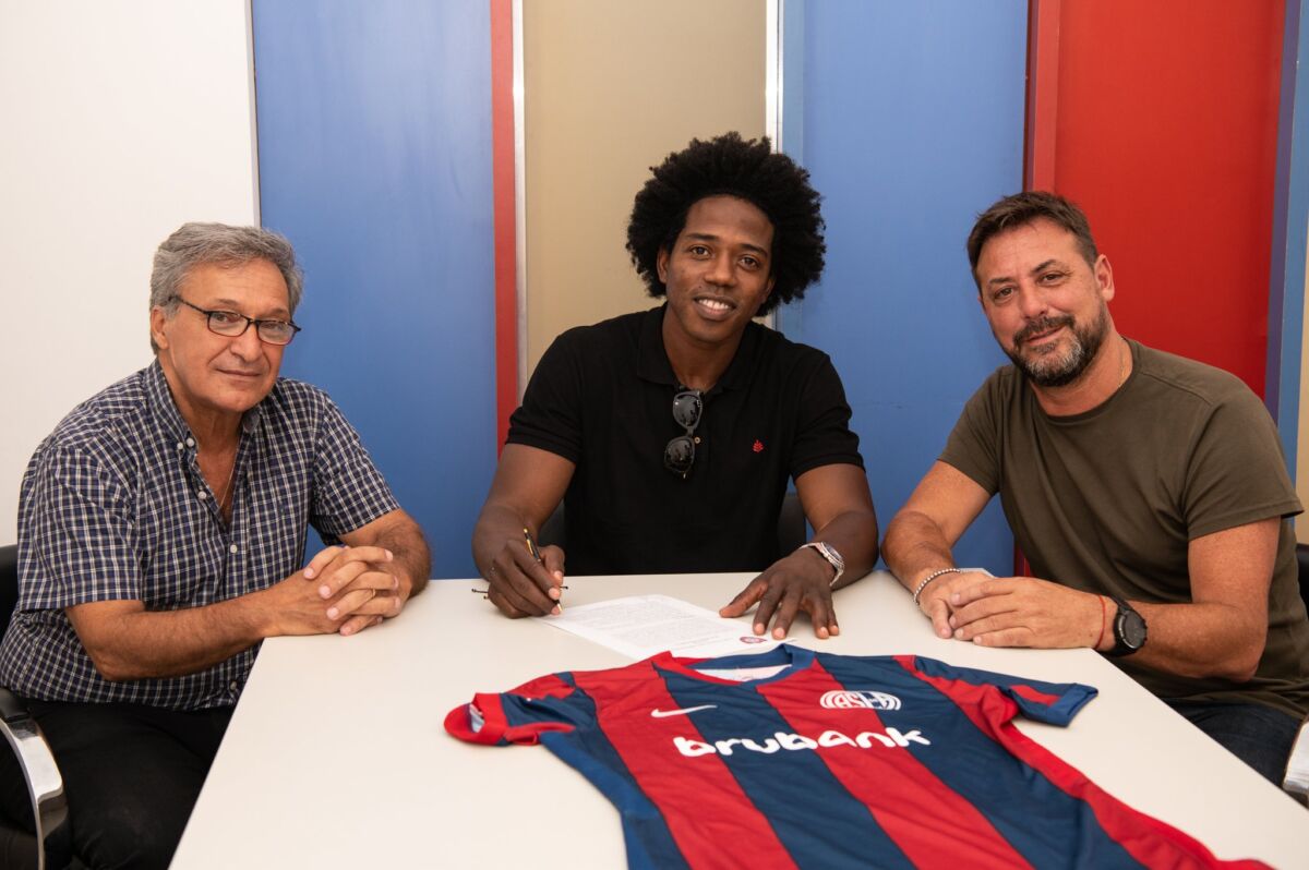 De película: así fue la presentación de la 'Roca' Sánchez en el San Lorenzo Carlos 'La Roca' Sánchez ya viste la camiseta de San Lorenzo de Argentina, país campeón del mundo. Su presentación fue de película, literalmente.