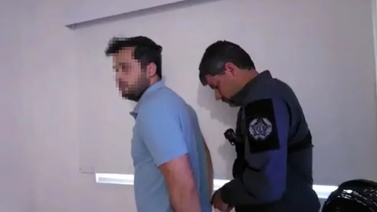 Detienen a anestesiólogo colombiano acusado de abusar de sus pacientes durante cirugías  Un médico anestesiólogo de nacionalidad colombiana fue detenido este lunes 16 de enero en Río de Janeiro (Brasil), tras ser acusado de violar mujeres sedadas durante cirugías. Según informó la Policía, a este sujeto, además, le encontró un gigantesco archivo de pornografía infantil que incluye imágenes con bebés de menos de un año. 