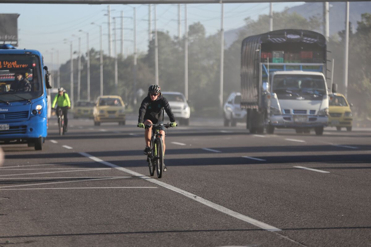 Día sin carro sin moto en Bogotá ya tiene fecha Ya se confirmó cuándo se llevará a cabo el día sin carro y sin moto en Bogotá, algo que realmente representa un dolor de cabeza para los capitalinos, tanto en el transporte, como en el comercio.