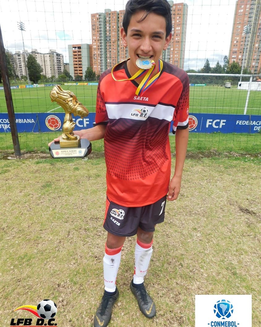 Emilio, la joya que se lució en el Torneo del Olaya El equipo Olaya Herrera, que se quedó con el título del Torneo Amistad del Sur, y que se disputó en ese barrio de Rafael Uribe, tiene una nómina talentosa.