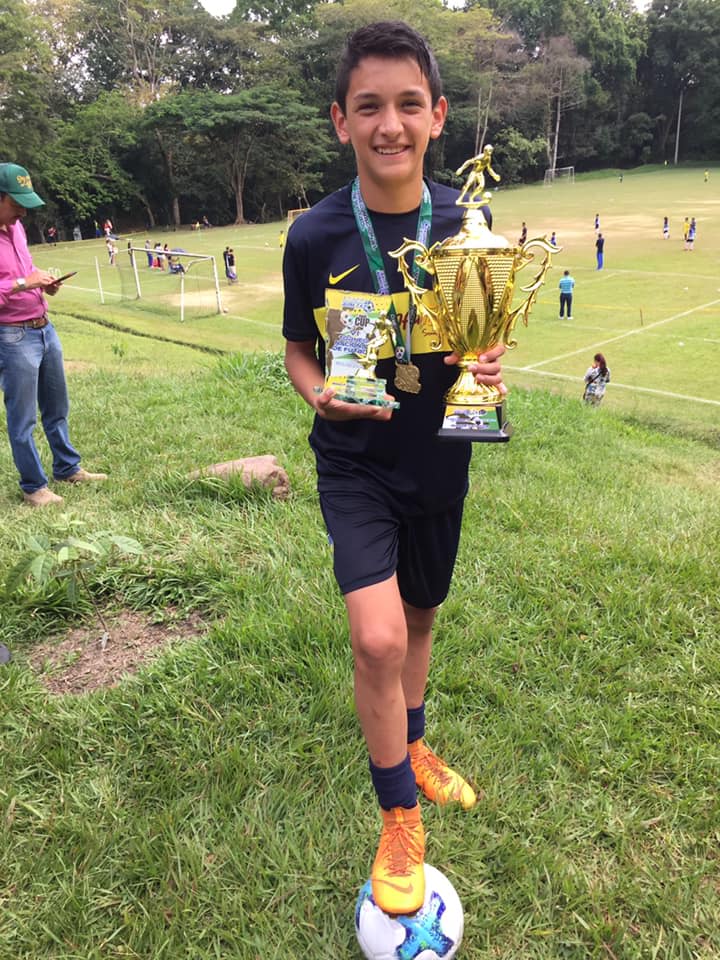Emilio, la joya que se lució en el Torneo del Olaya El equipo Olaya Herrera, que se quedó con el título del Torneo Amistad del Sur, y que se disputó en ese barrio de Rafael Uribe, tiene una nómina talentosa.