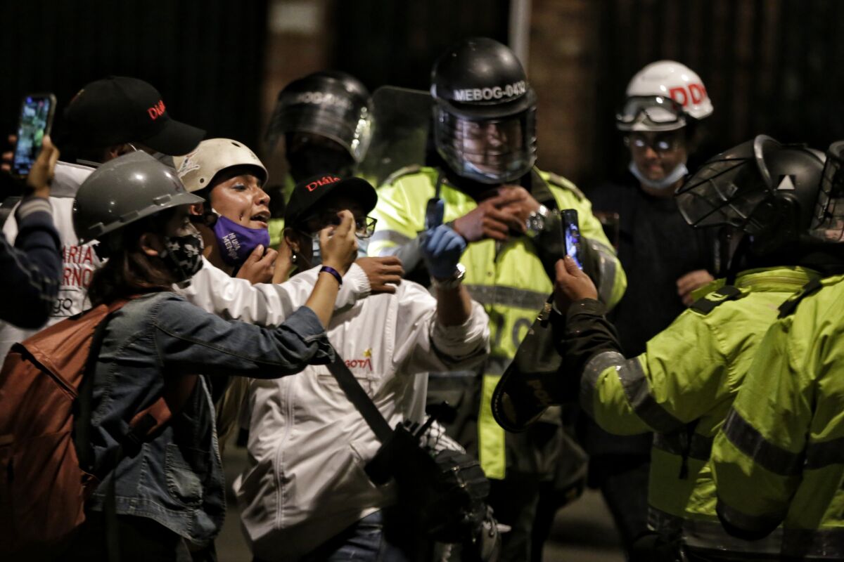 "En Bogotá no hubo desaparecidos en el Paro Nacional": Claudia López Ante las denuncias hechas por Sergio Vanegas, excontratista de Bogotá, en las que dijo que los hornos crematorios de la ciudad fueron incinerados los cuerpos de al menos 300 desaparecidos durante las jornadas de protesta que se llevaron a cabo en 2020, la alcaldesa Claudia López se pronunció fuertemente hace pocos minutos.
