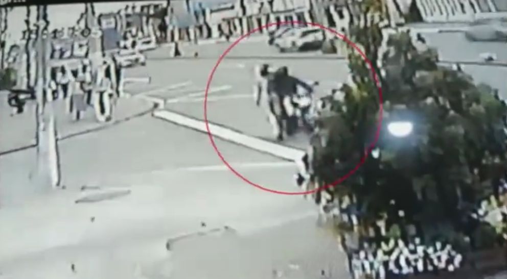 ¡En cuestión de segundos! Seis pillos robaron una moto por La Serena, en Engativá Los ladrones aprovecharon el descuido por parte del propietario de la moto en Engativá, y en menos de lo que canta un gallo se esfumaron con el automotor.