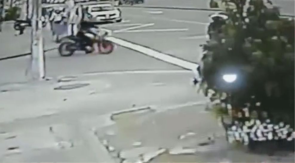 ¡En cuestión de segundos! Seis pillos robaron una moto por La Serena, en Engativá Los ladrones aprovecharon el descuido por parte del propietario de la moto en Engativá, y en menos de lo que canta un gallo se esfumaron con el automotor.