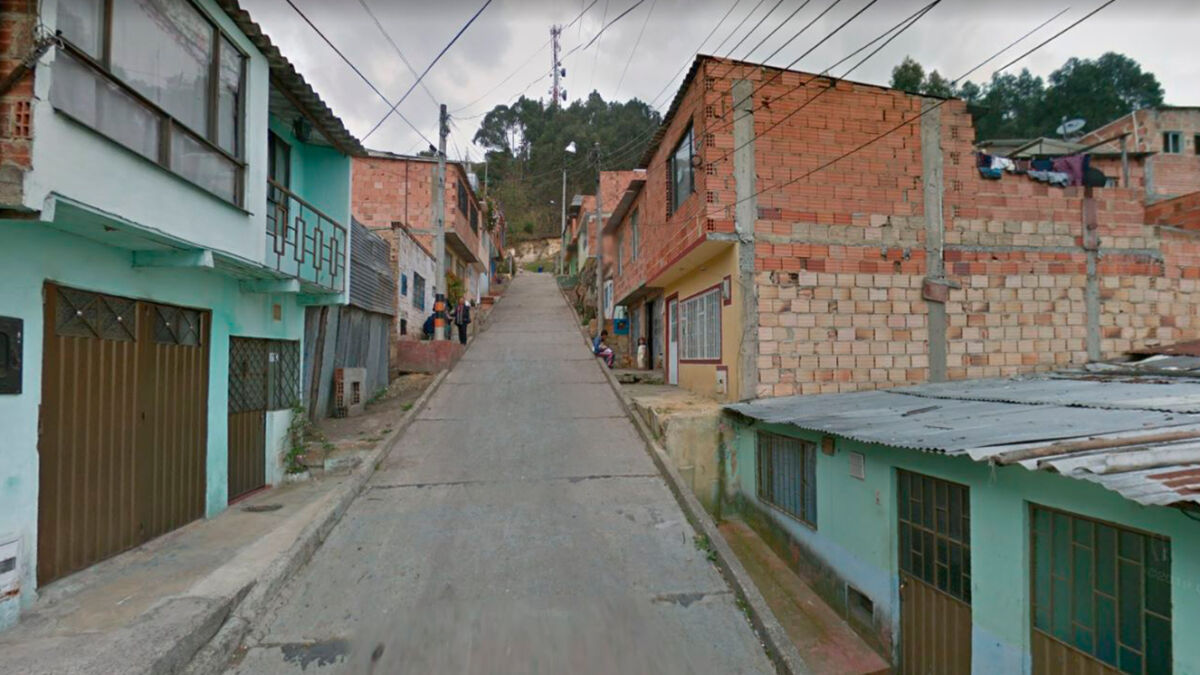 Encontró cadáver en la habitación de su hijo Fin de semana de terror para una familia residente del vecino municipio de Facatativá. En la mañana del pasado sábado, cerca del mediodía, una mujer que se disponía a realizar labores de aseo en la habitación de su hijo se llevó el susto de su vida al encontrarse con un macabro escenario, que nunca imaginó posible, y mucho menos pensó que pasaría en su propia casa. 