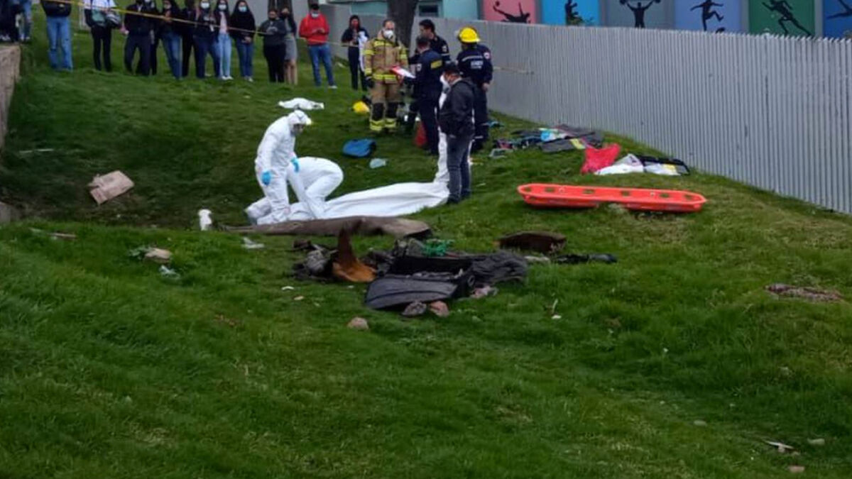 Escalofriante hallazgo: encuentran cuerpo flotando en caño de Bosa En la mañana de este martes 17 de enero, la comunidad del barrio Porvenir, en la localidad de Bosa, alertó a las autoridades de un aterrador hallazgo: sobre las aguas del caño se encontraba flotando el cadáver de un joven.