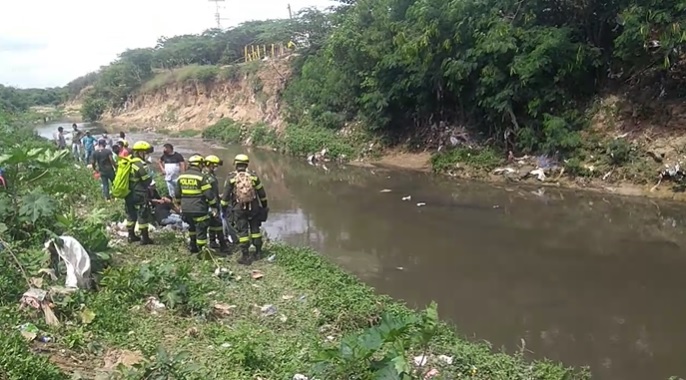 Escalofriante hallazgo: encuentran cuerpo flotando en caño de Bosa En la mañana de este martes 17 de enero, la comunidad del barrio Porvenir, en la localidad de Bosa, alertó a las autoridades de un aterrador hallazgo: sobre las aguas del caño se encontraba flotando el cadáver de un joven.