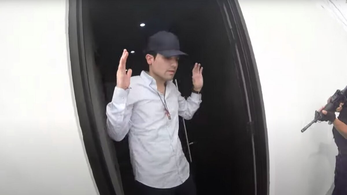 Ovidio, el joven y poderoso heredero del 'Chapo' Guzmán que fue capturado Ovidio Guzmán, quien fue detenido este jueves en México, es hijo del encarcelado Joaquín "Chapo" Guzmán y responsable de un vasto tráfico de metanfetaminas hacia Estados Unidos, país que ofrecía hasta cinco millones de dólares por su captura.
