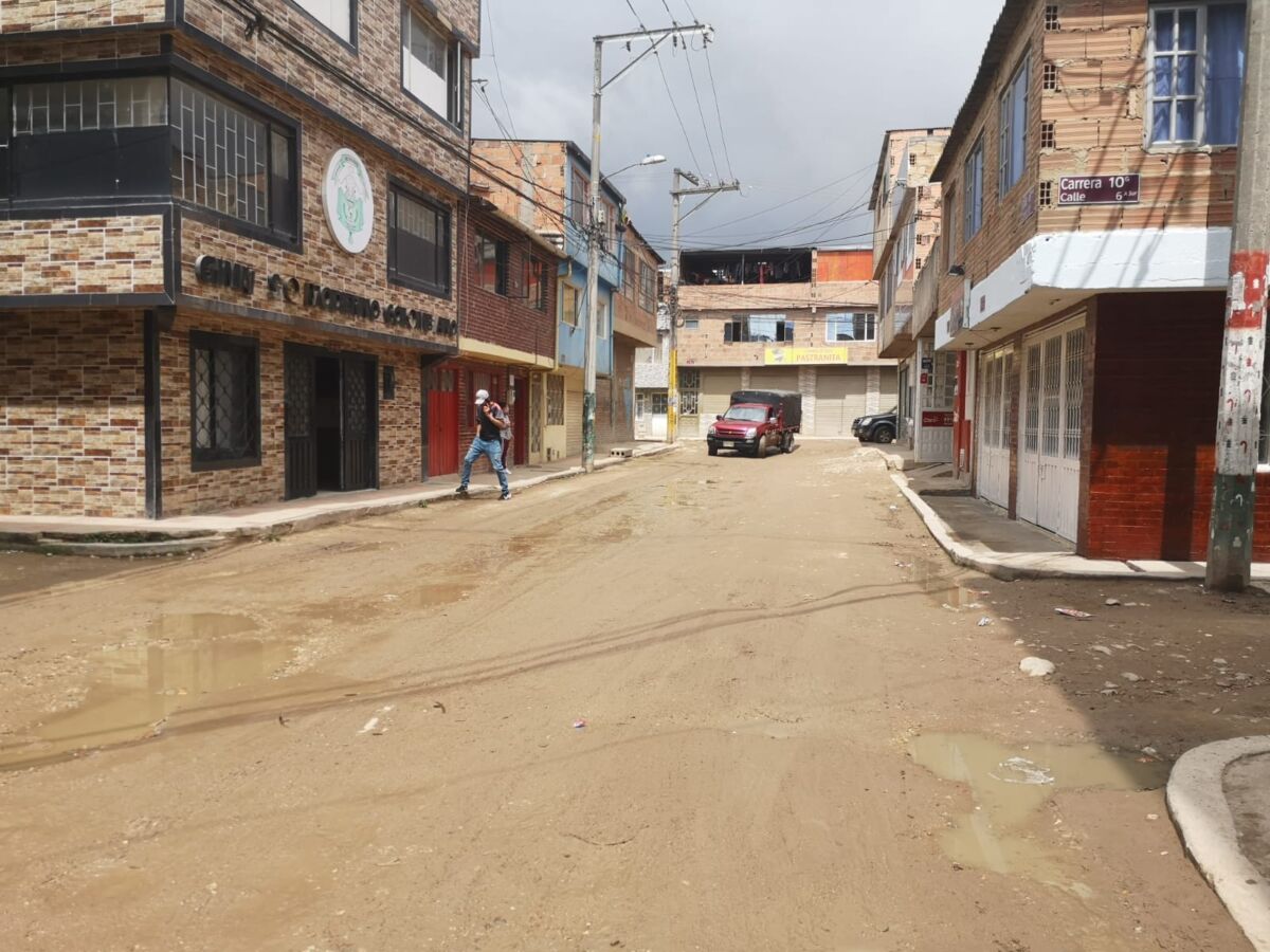 Misteriosa muerte en Valles de Santa Ana En la mañana de ayer en el barrio Valles de Santa Ana, en el vecino municipio de Soacha, la presencia de las autoridades alertó a la comunidad. La gente de allí, en medio de la situación, se fue enterando que dentro de una de las viviendas habían encontrado sin vida a uno de sus vecinos.