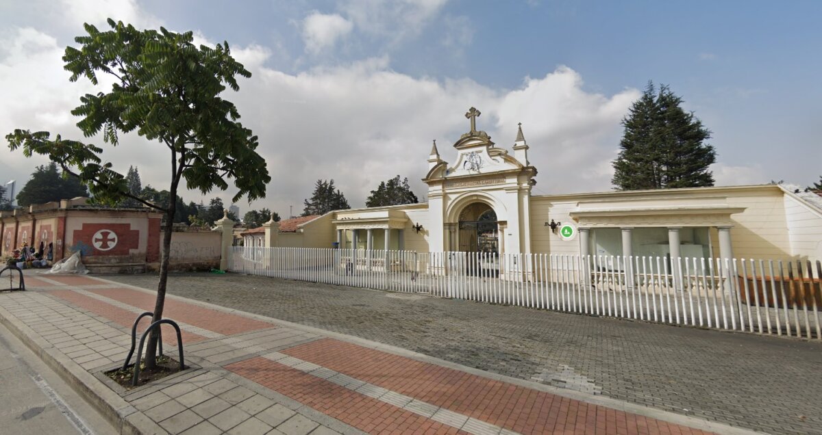Saludo fatal en el cementerio de Los Mártires Antes de terminar el 2022 muchas personas visitan a sus seres queridos ya fallecidos en el Cementerio Central, ubicado en el barrio Santa Fe (Los Mártires), y son variadas las escenas que uno se puede hallar en medio del lugar, donde la mayoría lleva un arreglo floral, unos tragos, un cigarrillo o simplemente una botella de agua para no llegar con las manos vacías al encuentro.