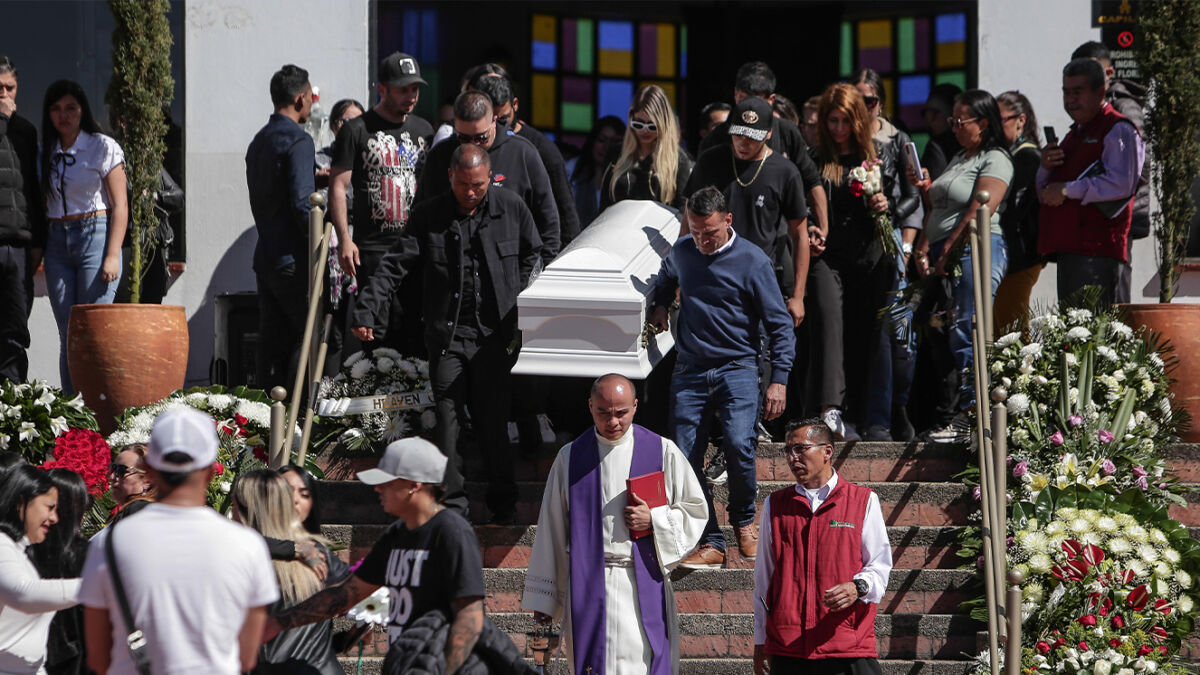 EN FOTOS: Así le dieron el último adiós a la bella DJ Valentina A las 2 de la tarde de este jueves, los familiares y amigos de la DJ Valentina Trespalacios Hidalgo, asesinada este fin de semana y hallada muerta al interior de una maleta en un contenedor de basura, le dieron el último adiós a la joven en un cementerio al noroccidente de la capital.