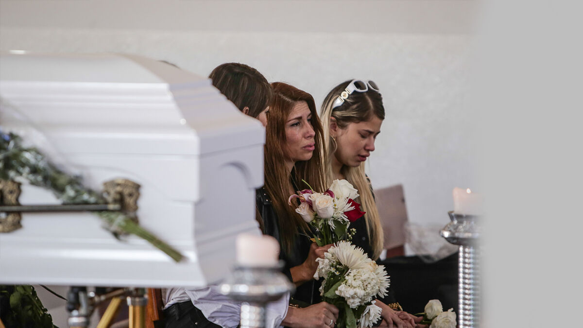 EN FOTOS: Así le dieron el último adiós a la bella DJ Valentina A las 2 de la tarde de este jueves, los familiares y amigos de la DJ Valentina Trespalacios Hidalgo, asesinada este fin de semana y hallada muerta al interior de una maleta en un contenedor de basura, le dieron el último adiós a la joven en un cementerio al noroccidente de la capital.