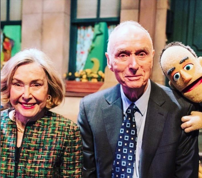 Falleció uno de los creadores del programa Plaza Sésamo Este programa marcó a más de una generación en el país que creció viendo las aventuras de Elmo, el Monstruo Comegalletas y a Beto y Enrique, entre muchos otros.