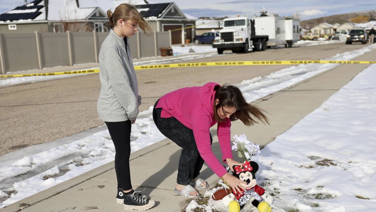 ¡Siniestro! Un hombre asesinó a su esposa, a su suegra y a sus 5 hijos 1 ¡Siniestro! Un hombre asesinó a su esposa, a su suegra y a sus 5 hijos Terrible masacre este jueves en Utah, en el Oeste de Estados Unidos, cuando un hombre de 42 años asesinó a toda su familia con un arma de fuego.