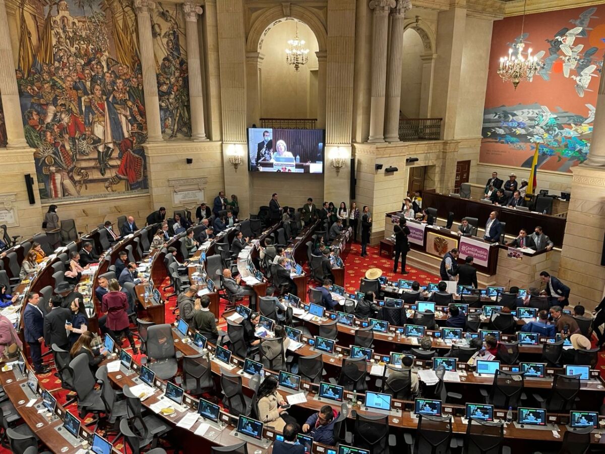Fiscalía abre investigación por presunto acoso y trata de personas en el Senado Por las afirmaciones hechas a través de Twitter por parte del exsenador de la República, Gustavo Bolívar, en las que afirma la presunta existencia de casos sobre trata de personas y acoso sexual al interior del Senado, la Fiscalía abrió investigación de oficio frente a estos señalamientos.