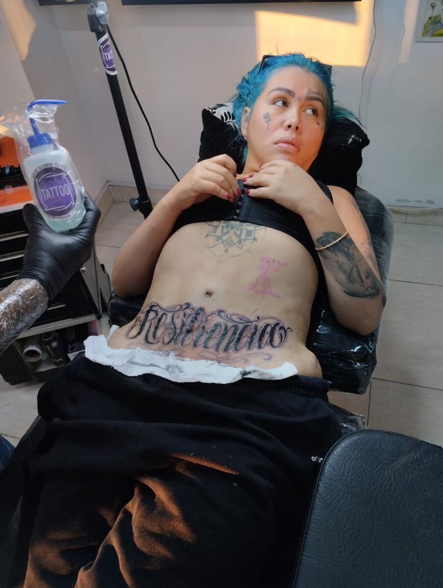 ¡Fotos exclusivas! Pillamos a Yina Calderón tatuándose en un local de Kennedy Q'HUBO se coló en un salón de tatuajes ubicado en el barrio Castilla, en la localidad de Kennedy, donde da influenciadora, DJ de guaracha y empresaria Yina Calderón se hizo su nuevo tatuaje. ¿Qué dice?