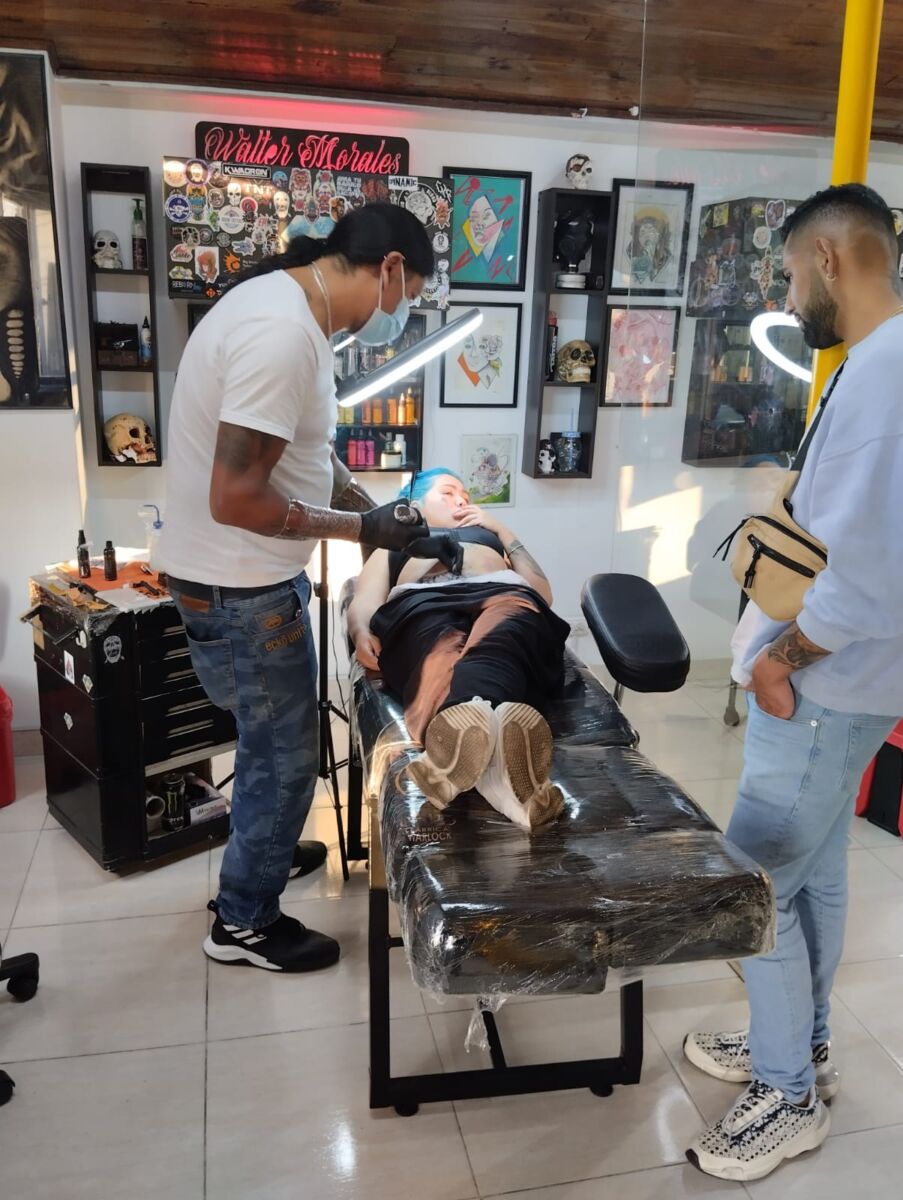¡Fotos exclusivas! Pillamos a Yina Calderón tatuándose en un local de Kennedy Q'HUBO se coló en un salón de tatuajes ubicado en el barrio Castilla, en la localidad de Kennedy, donde da influenciadora, DJ de guaracha y empresaria Yina Calderón se hizo su nuevo tatuaje. ¿Qué dice?