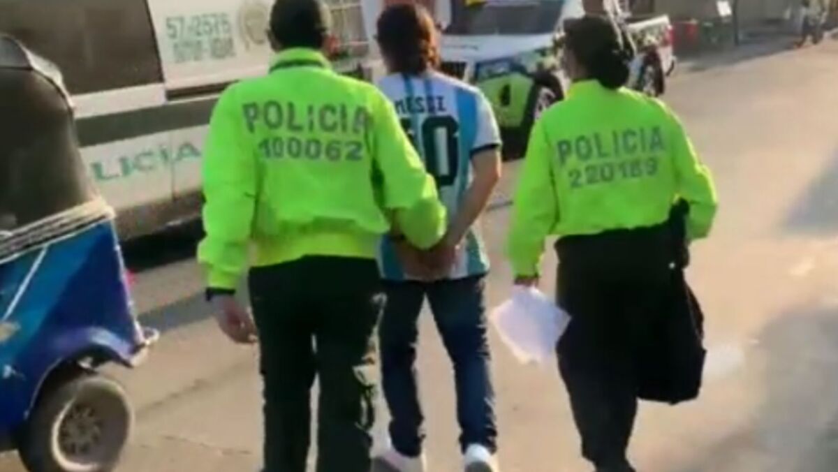 Fue capturado profesor que habría abusado de una estudiante de 13 años La Policía Metropolitana reportó que en las últimas horas hizo efectiva la captura de un profesor de educación física en el municipio de Soledad, Atlántico, quien está acusado de haber agredido sexualmente a una estudiante de 13 años de edad.