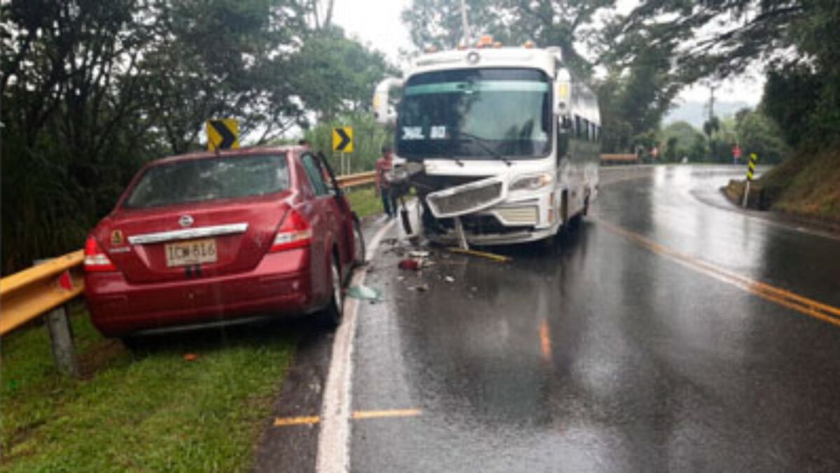 Fuerte accidente en la vía Albán-Sasaima por derrame de combustible La tarde de este sábado se presentó un grave accidente sobre los kilómetros 84+300 y 85+300 de la vía&nbsp;Bogotá-Villeta, sector de Santa Inés, donde una buseta choca con un automóvil y una camioneta se sale de la carretera, al parecer, el siniestro se dio debido a que había derrame de&nbsp;Acpm&nbsp;en la vía.