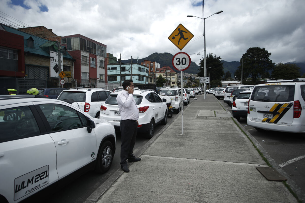 Gobierno de Petro tiene todo listo para prohibir plataformas como Uber, DiDi e InDriver 1 Gobierno de Petro tiene todo listo para prohibir plataformas como Uber, DiDi e InDriver La Superintendencia de Transporte radicó un proyecto de ley el cual prohibirá el uso de plataformas de servicio como Uber, DiDi e InDriver. Los conductores no serán los únicos afectados.