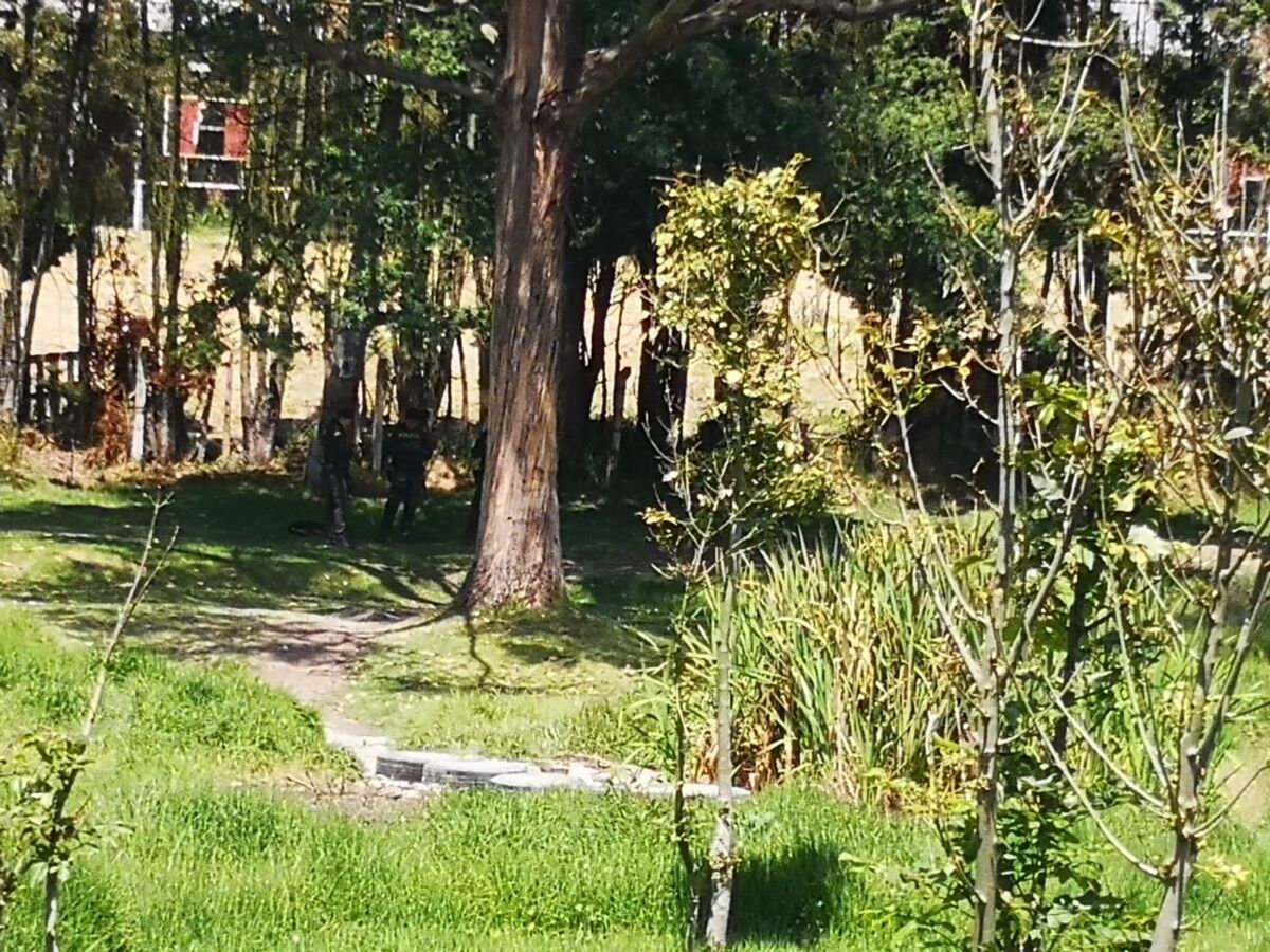 Hallan sin vida a un hombre en potrero de Soacha 1 Hallan sin vida a un hombre en potrero de Soacha En un solitario y desolado potrero que antaño formaba parte del humedal Santa Ana, en el municipio de Soacha, este martes se presentó un nuevo hecho sicarial que cobró la vida de un joven de 22 años oriundo de la ciudad de Villavicencio, en el departamento del Meta.