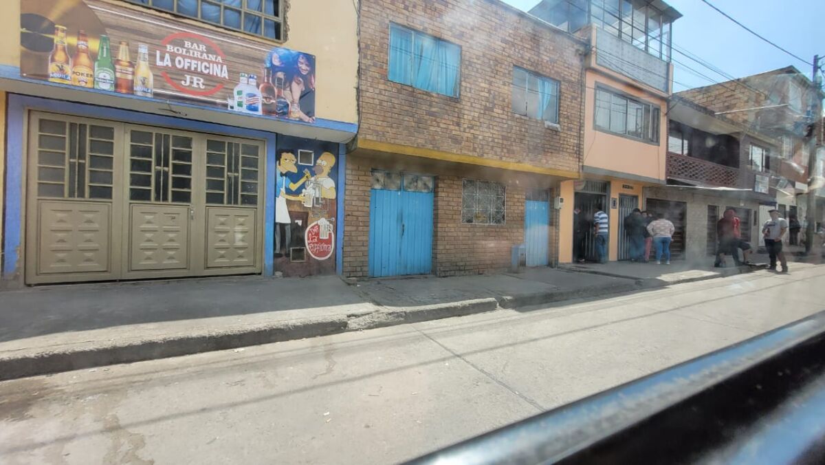 Homicidio a bala en la bolirana de Usme 1 Homicidio a bala en la bolirana de Usme La madrugada del domingo transcurría entre polas, música y el sonido de las argollas golpeando una rana metálica, cuando un hombre de unos 50 años, que portaba una cachucha negra, chaqueta negra, jean y tenis, se levantó de la barra, donde se estaba tomando una cerveza, y caminó varios metros para entrar al orinal; cuando de repente desenfundó un arma de fuego y le propinó con la mano izquierda un tiro en la cabeza a uno de los clientes. Se trataba de Luis Jorge Forero Barreto (de 47 años)