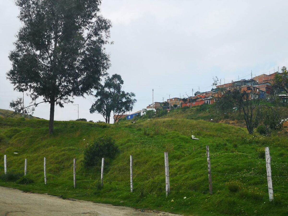 Homicidio en la madrugada en Bella Flor, Ciudad Bolívar El cuerpo tendido de un hombre en una vía de una zona rural en Ciudad Bolívar, en la madrugada del martes, causó gran impacto entre los habitantes, quienes en medio de la oscuridad de la zona alcanzaron a ver que este sujeto estaba lesionado.