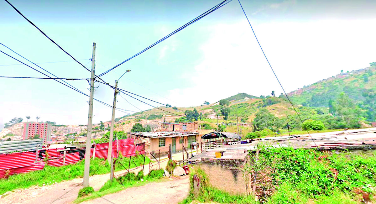 Muerte de un joven al interior de su vivienda en Usme 1 Muerte de un joven al interior de su vivienda en Usme En horas de la madrugada de ayer la tristeza no fue ajena entre los residentes del sector de La Fiscala en la localidad de Usme, luego de que se enteraran sobre la muerte de un joven en una de las viviendas.