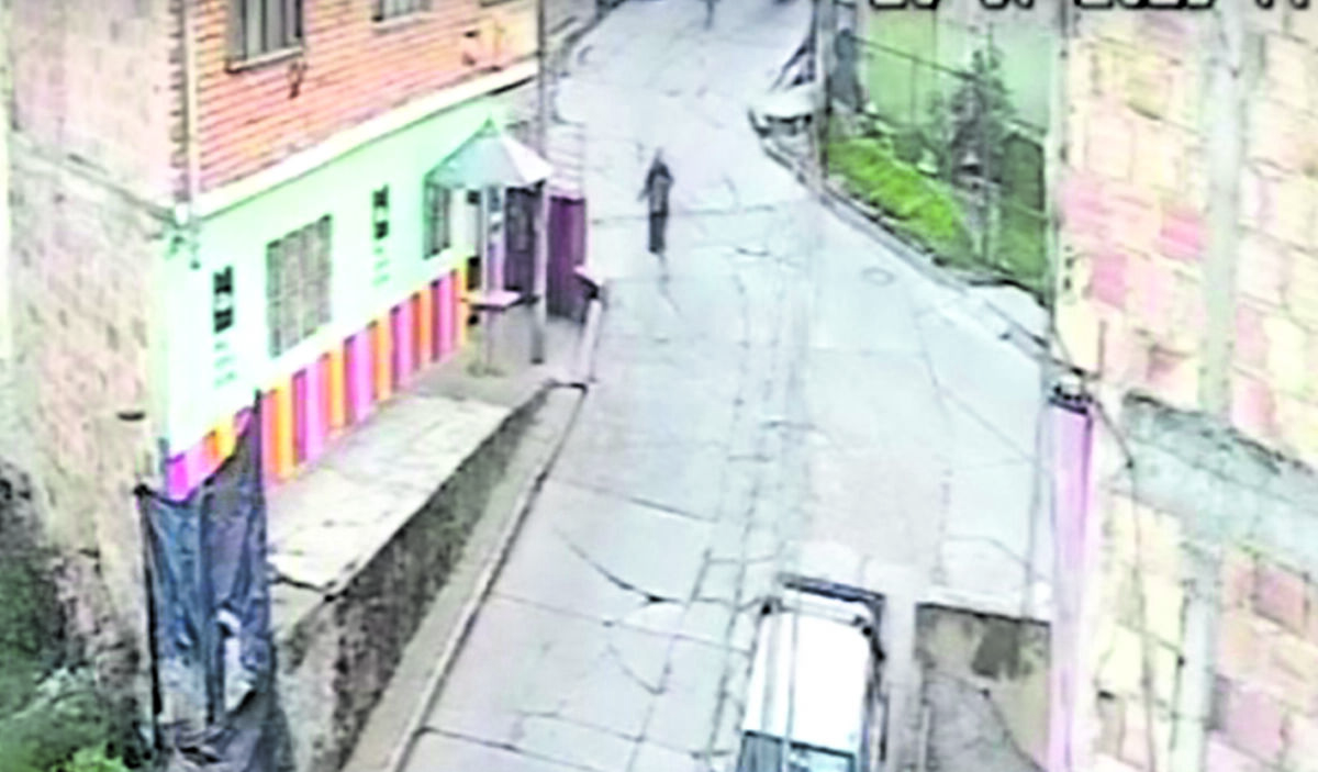 Riña, crimen y captura en Chapinero 1 Riña, crimen y captura en Chapinero “Yo no estaba en ese momento, la que tuvo que vivir toda esa escena tan espantosa fue mi hermana. Lo que sabemos, por lo que se ve en los videos, es que el muchacho ya venía herido de la parte alta donde sucedió la pelea. Él entró muy afanado y de una se pasó los mostradores y se metió a la parte de la cocina pensando en defenderse pero estaba muy mal. Luego de eso se desplomó y poco a poco se fue desvaneciendo hasta que se fue. Creemos que se murió desangrado”, fue el testimonio, ayer, de la persona encargada de la panadería a la que Brandon Mauricio Castiblanco entró la tarde del pasado jueves luego de ser herido de muerte por varios sujetos en medio de una violenta riña. Brandon falleció y uno de los implicados en su asesinato fue capturado.
