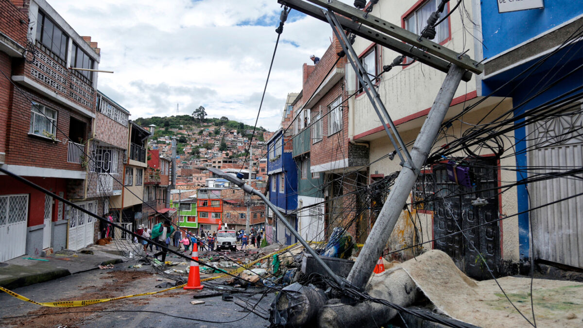 Impactantes imágenes del accidente en San Cristóbal La noche de este miércoles en el sector de&nbsp;San Martín de Loba, de la localidad de San Cristóbal,&nbsp;se presentó un terrible accidente en el que un camión que transportaba mercancía de ferretería&nbsp;se quedó sin frenos cuando descendía por una de las vías del barrio. En el choque varios vehículos resultaron destruidos, al igual que la fachada de la vivienda en la que se estrelló en camión.