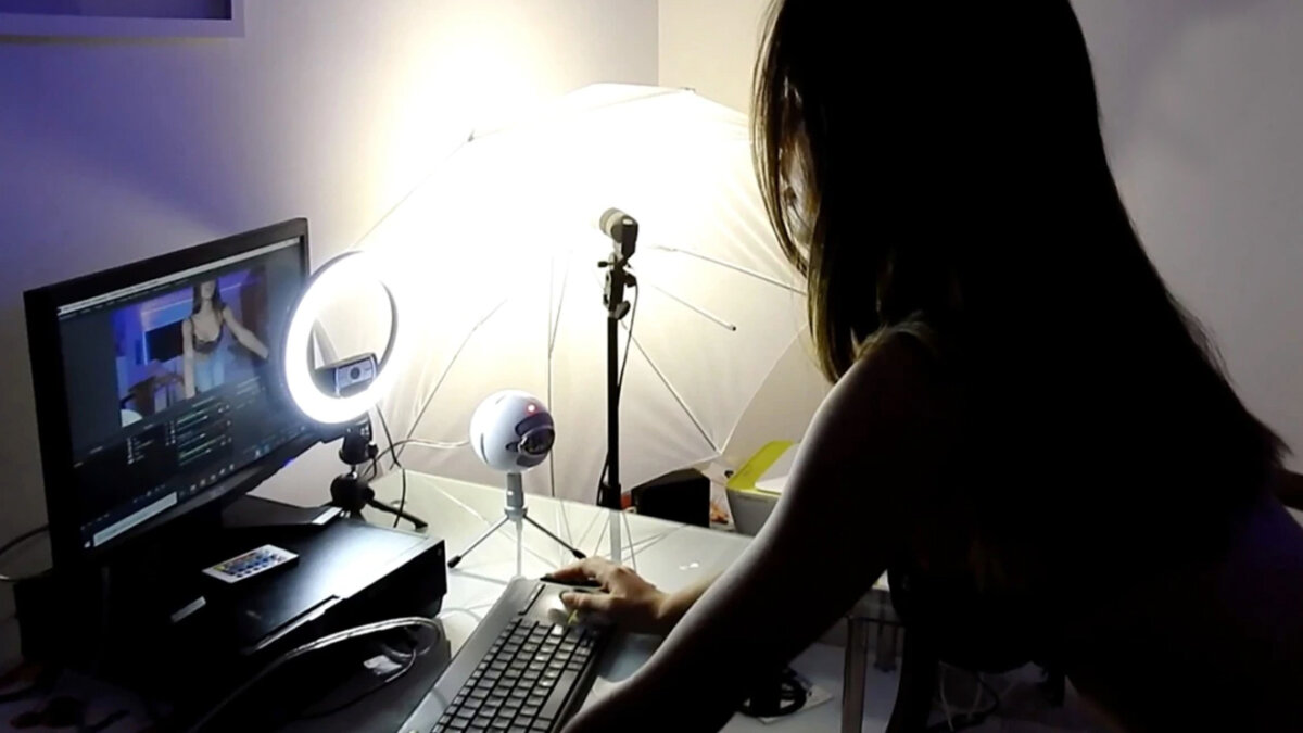 Infame: mujer que cuidaba a menor la explotaba como modelo webcam en Bogotá A la cana fue enviada una mujer que habría explotado sexualmente a una menor de 14 años como modelo webcam y en portales virtuales de contenido para adultos en Usme.