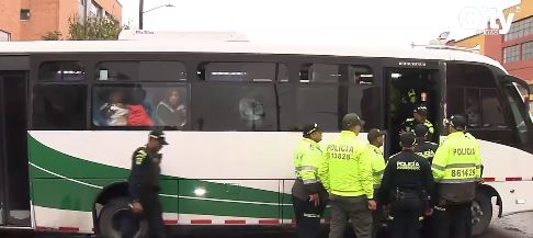 Inició el traslado masivo de presos a la cárcel La Modelo 1 Inició el traslado masivo de presos a la cárcel La Modelo Este martes arrancó el traslado de más de 310 detenidos en estaciones de Policía y Unidades de Reacción Inmediata (URI) hacía las cárceles del país. Desde muy temprano, en la URI de Puente Aranda todo estuvo listo para hacer llevar a los reclusos a La Modelo.