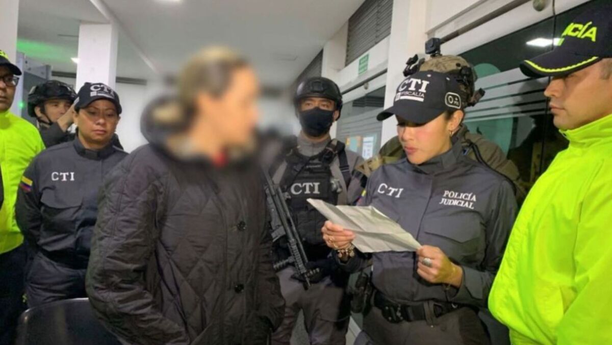 Involucrada en la muerte del fiscal Pecci está en Colombia y será presentada ante un juez 1 Involucrada en la muerte del fiscal Pecci está en Colombia y será presentada ante un juez Una colombiana, sospechosa del asesinato del fiscal antimafia paraguayo Marcelo Pecci en mayo de 2022, fue detenida en Colombia este sábado a su llegada de El Salvador, de donde fue expulsada, informó la Fiscalía.