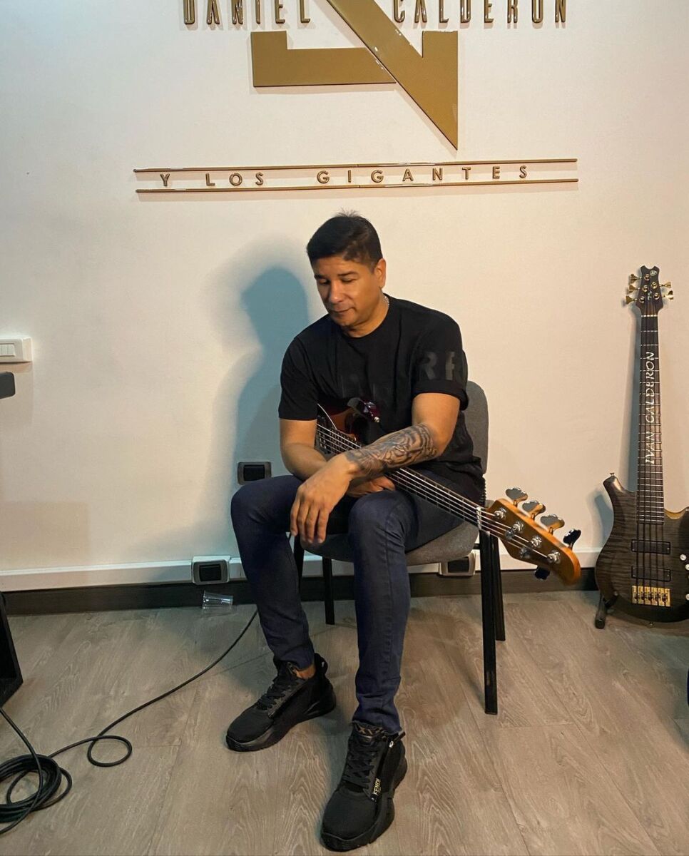 Iván Calderón: en delicado estado de salud tras sufrir un infarto El compositor y productor Iván Calderón, expareja de Paola Jara, iba en un vehículo cuando sufrió un infarto y en estos momentos se encuentra en una UCI de un centro médico en Rionegro.
