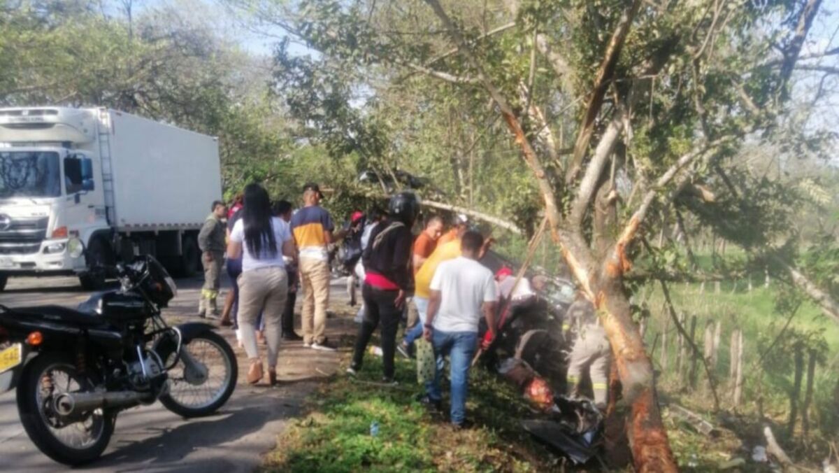 Jefe de prensa y camarógrafo de la Gobernación del Cesar murieron en trágico accidente Un trágico accidente de tránsito se registró hace algunos minutos en las vías del Cesar, el cual involucró a periodistas de la Gobernación de dicho departamento.