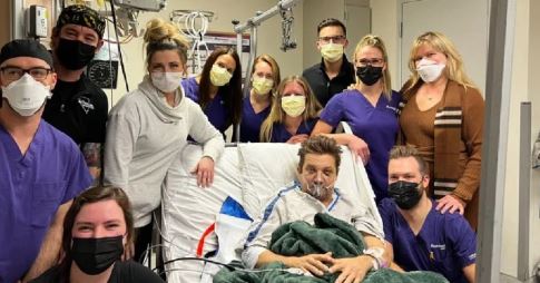 Jeremy Renner celebró su cumpleaños con una foto de agradecimiento al personal de salud 1 Jeremy Renner celebró su cumpleaños con una foto de agradecimiento al personal de salud Después del accidente que casi le quita la vida, el famoso actor Jeremy Renner continúa recuperándose en una Unidad de Cuidados Intensivos de un hospital en Nueva York.