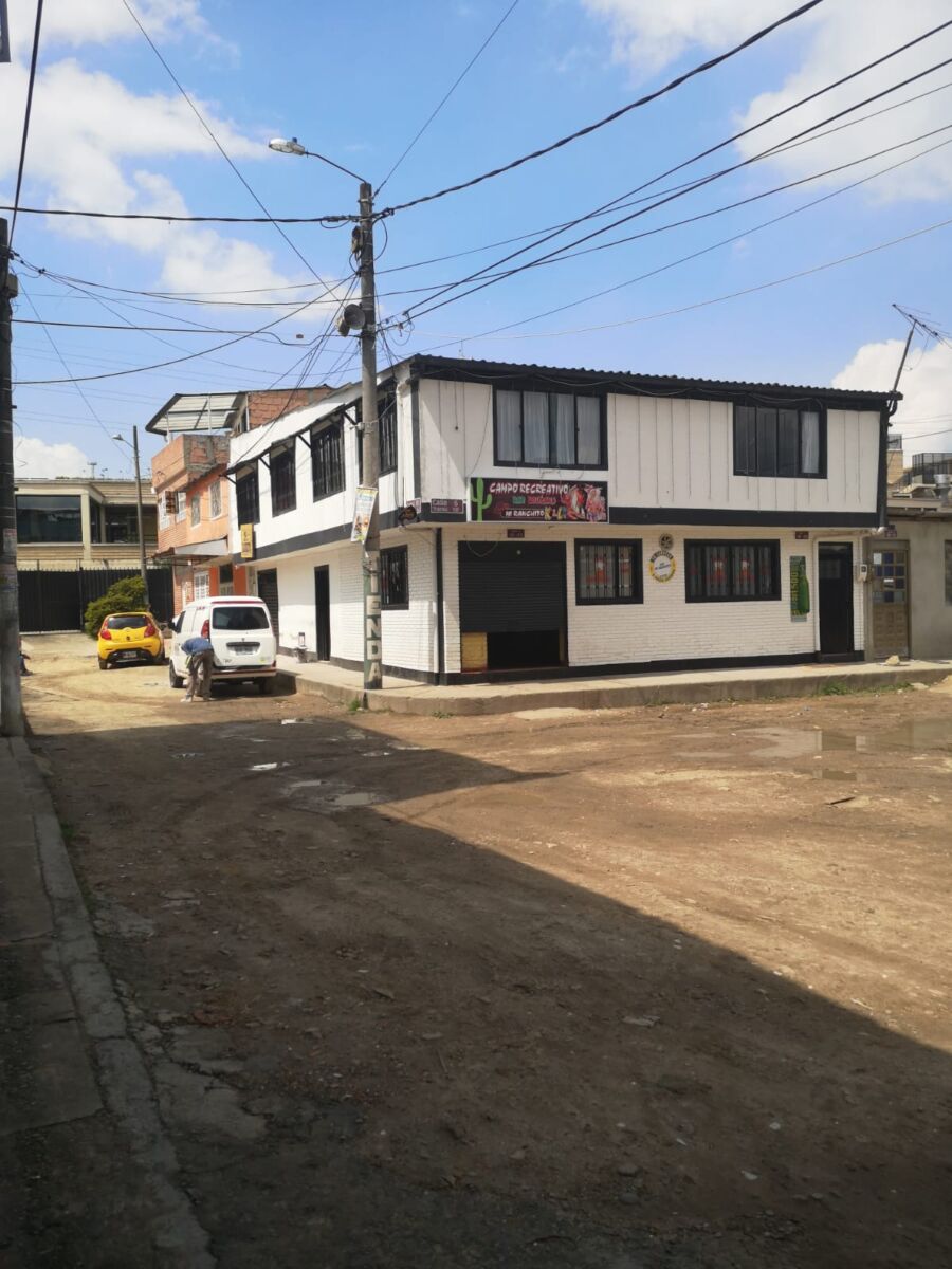 Por evitar un hurto asesinaron a conductor del Sitp en Soacha Hasta el CAI Hogares, en Soacha, llegó sobre la madrugada de ayer una mujer alterada que buscaba apoyo policial urgente. La dama les aseguró a los uniformados que en un establecimiento comercial se acababa de producir un atraco y que, en medio de este, un sujeto que quiso hacerles frente a los ladrones había resultado gravemente herido.