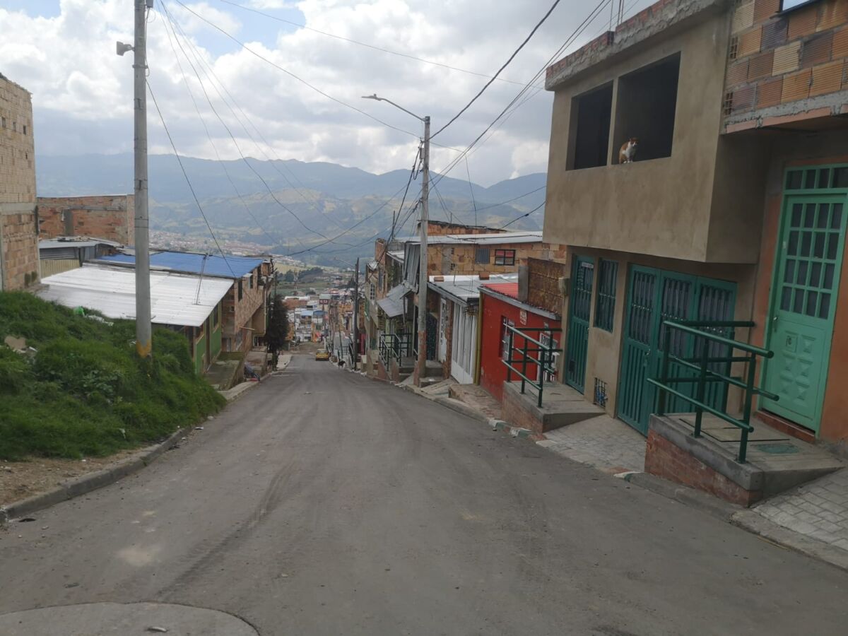 Jonathan fue brutalmente asesinado en Usme En la parte alta de la localidad de Usme, en inmediaciones del barrio Divino Niño, la noche del pasado lunes un hombre residente en la zona fue brutalmente atacado por sujetos armados que huyeron luego de propinarle 5 disparos.