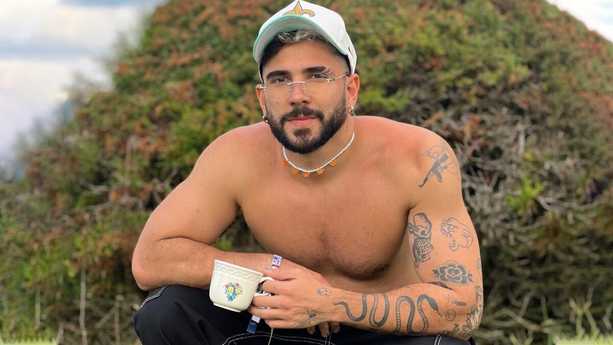 Juan Duque dijo que lanzaría celulares como Bad Bunny y le llueven críticas Tras la polémica que ha generado el cantante Bad Bunny por quitarle los celulares a sus fans para evitar que lo grabaran, otros artistas se han aprovechado el escándalo para sonar en los medios.