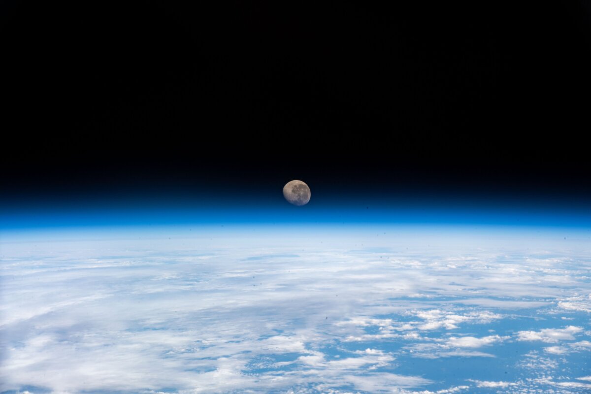 La Tierra alcanzará este 4 de enero su máxima velocidad alrededor del sol Este 4 de enero, la Tierra se situará en el perihelio, mayor proximidad al Sol en su órbita anual. Eso produce la máxima velocidad orbital, acelerando 3.420 kilómetros por hora sobre el promedio.