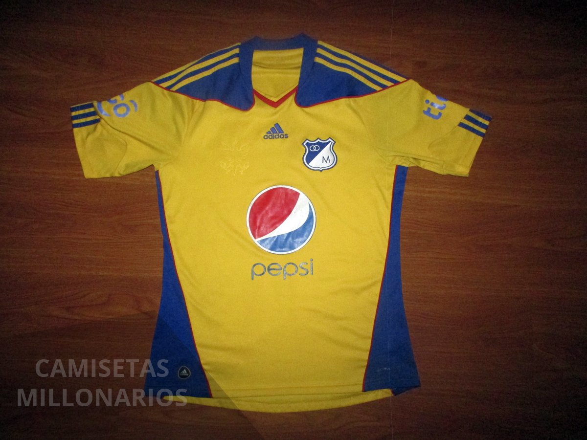 La camiseta de la discordia Una destacada imagen dejó Millonarios en su primer partido amistoso, en Estados Unidos, al empatar 2-2 con el Hertha Berlín de Alemania. Sin embargo, uno de los aspectos que llamó la atención del encuentro, disputado el pasado miércoles, fue el uniforme que utilizó el 15 veces campeón de Colombia: una indumentaria compuesta por una camiseta de color naranja y pantaloneta blanca.