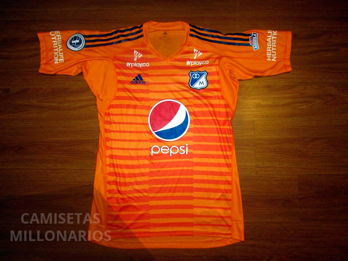 La camiseta de la discordia Una destacada imagen dejó Millonarios en su primer partido amistoso, en Estados Unidos, al empatar 2-2 con el Hertha Berlín de Alemania. Sin embargo, uno de los aspectos que llamó la atención del encuentro, disputado el pasado miércoles, fue el uniforme que utilizó el 15 veces campeón de Colombia: una indumentaria compuesta por una camiseta de color naranja y pantaloneta blanca.